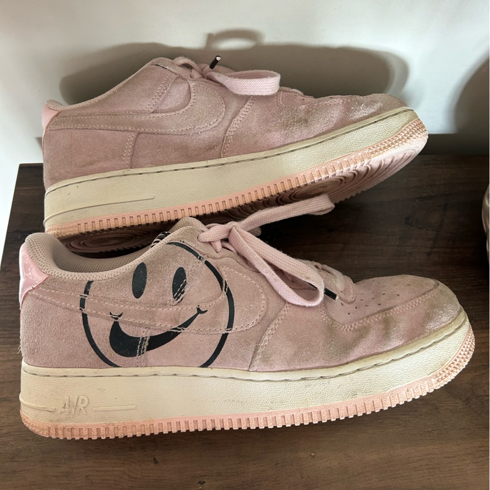 RARE have a nike day air force 1’s